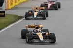 Foto zur News: Oscar Piastri (McLaren), Lando Norris (McLaren) und Charles Leclerc (Ferrari)