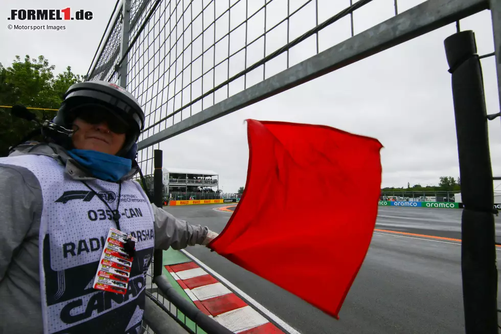 Foto zur News: Sportwart schwenkt rote Flagge