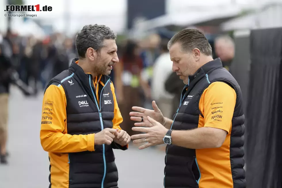 Foto zur News: Andrea Stella (McLaren) und Zak Brown (McLaren)