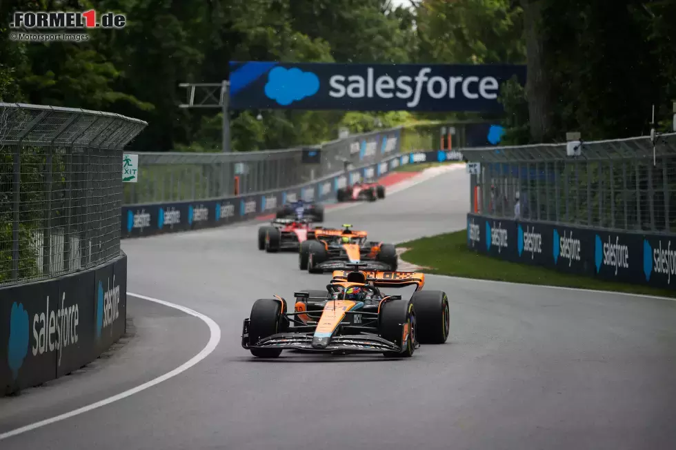 Foto zur News: Oscar Piastri (McLaren), Lando Norris (McLaren) und Charles Leclerc (Ferrari)