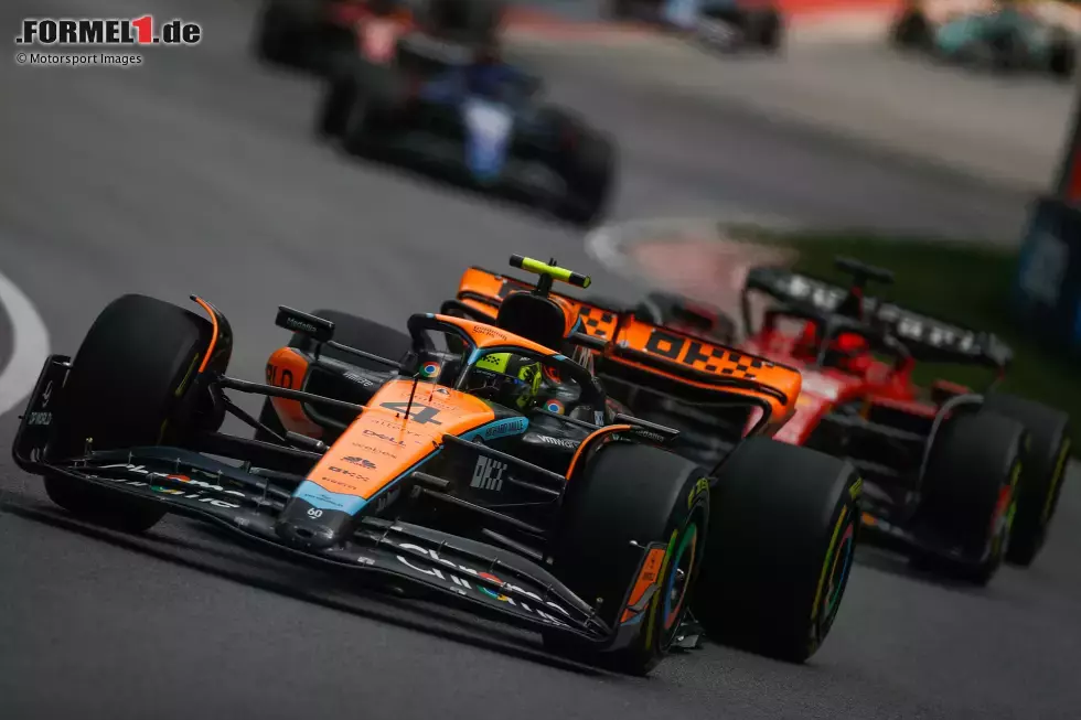 Foto zur News: Lando Norris (McLaren) und Charles Leclerc (Ferrari)