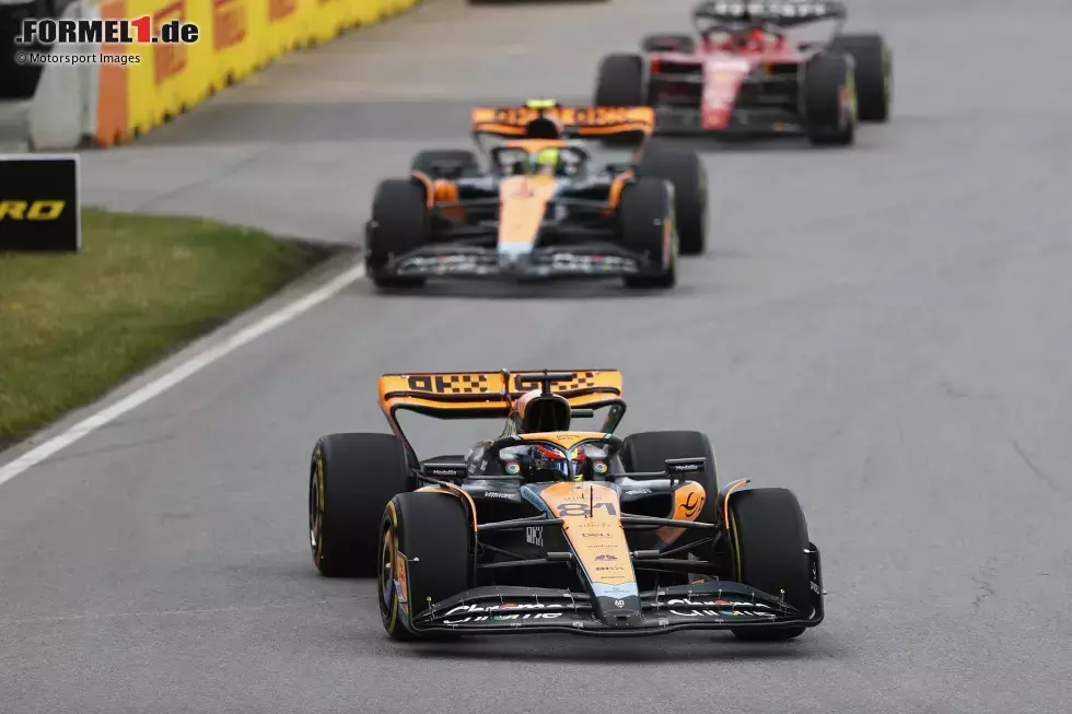 Foto zur News: Oscar Piastri (McLaren), Lando Norris (McLaren) und Charles Leclerc (Ferrari)