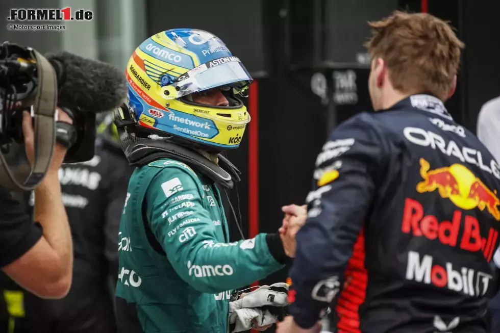 Foto zur News: Fernando Alonso (Aston Martin) und Max Verstappen (Red Bull)