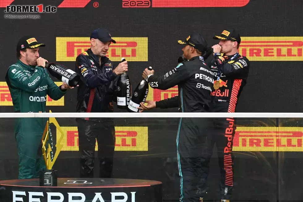 Foto zur News: Fernando Alonso (Aston Martin), Adrian Newey, Max Verstappen (Red Bull) und Lewis Hamilton (Mercedes)