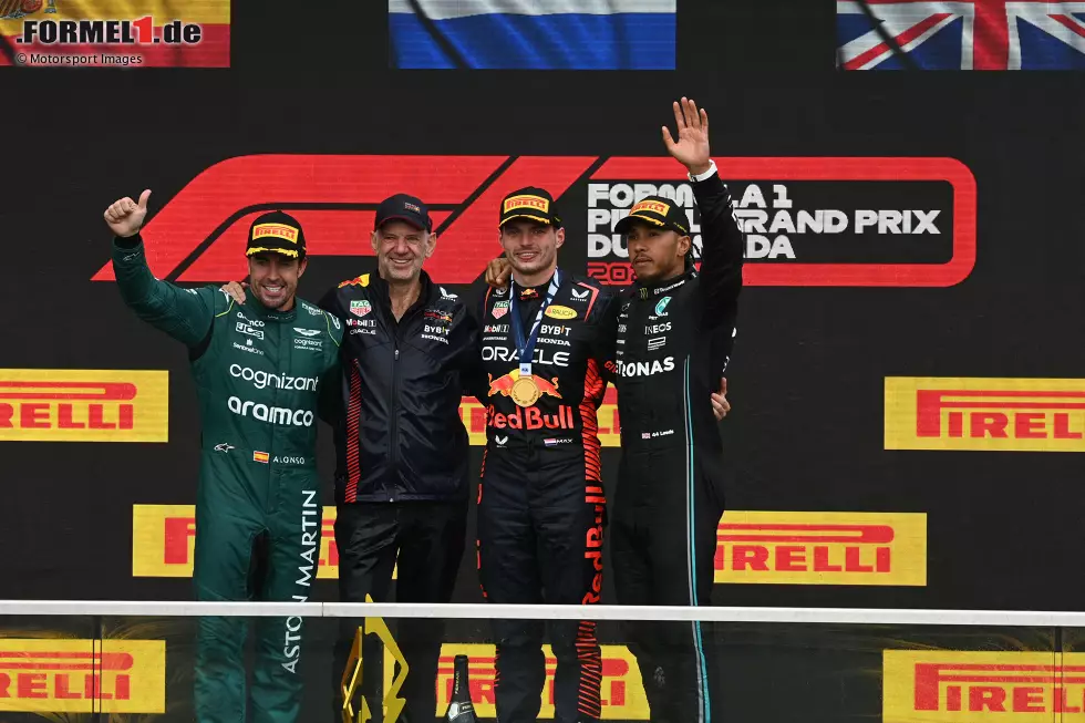 Foto zur News: Fernando Alonso (Aston Martin), Adrian Newey, Max Verstappen (Red Bull) und Lewis Hamilton (Mercedes)