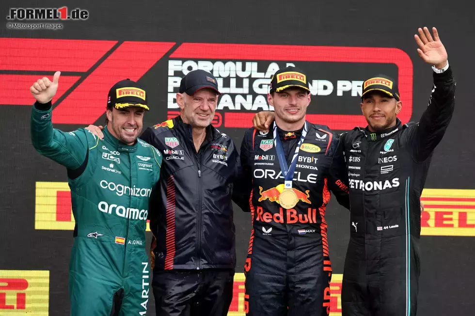 Foto zur News: Fernando Alonso (Aston Martin), Adrian Newey, Max Verstappen (Red Bull) und Lewis Hamilton (Mercedes)