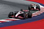 Foto zur News: Kevin Magnussen (Haas) und Nico Hülkenberg (Haas)