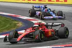 Foto zur News: Carlos Sainz (Ferrari) und Esteban Ocon (Alpine)