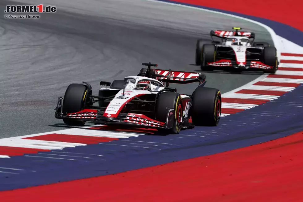 Foto zur News: Kevin Magnussen (Haas) und Nico Hülkenberg (Haas)