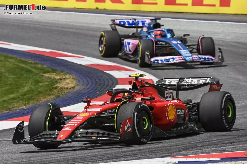 Foto zur News: Carlos Sainz (Ferrari) und Esteban Ocon (Alpine)