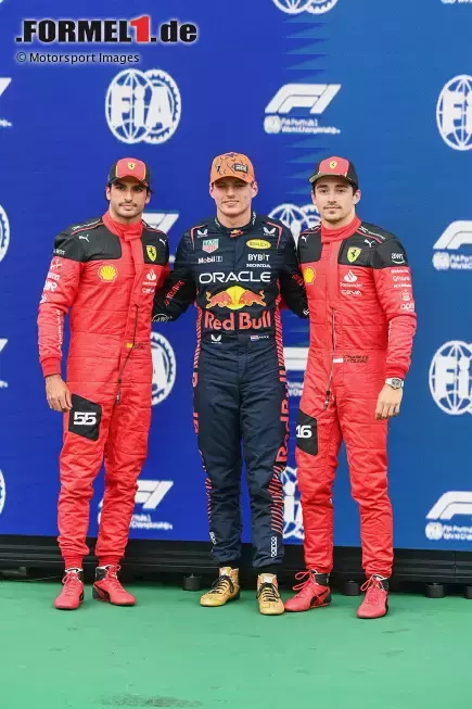 Foto zur News: Carlos Sainz (Ferrari), Max Verstappen (Red Bull) und Charles Leclerc (Ferrari)