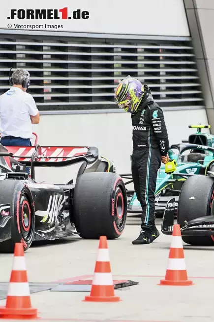 Foto zur News: Lewis Hamilton (Mercedes) und Nico Hülkenberg (Haas)