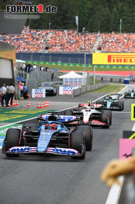 Foto zur News: Esteban Ocon (Alpine), Nico Hülkenberg (Haas) und Fernando Alonso (Aston Martin)