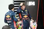 Foto zur News: Sergio Perez (Red Bull) und Max Verstappen (Red Bull)