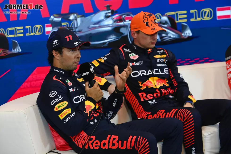 Foto zur News: Sergio Perez (Red Bull) und Max Verstappen (Red Bull)