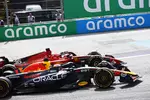 Foto zur News: Max Verstappen (Red Bull) und Charles Leclerc (Ferrari)