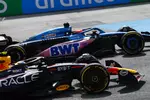 Foto zur News: Esteban Ocon (Alpine) und Sergio Perez (Red Bull)