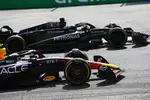 Foto zur News: George Russell (Mercedes) und Sergio Perez (Red Bull)