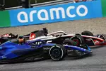 Foto zur News: Alexander Albon (Williams) und Kevin Magnussen (Haas)