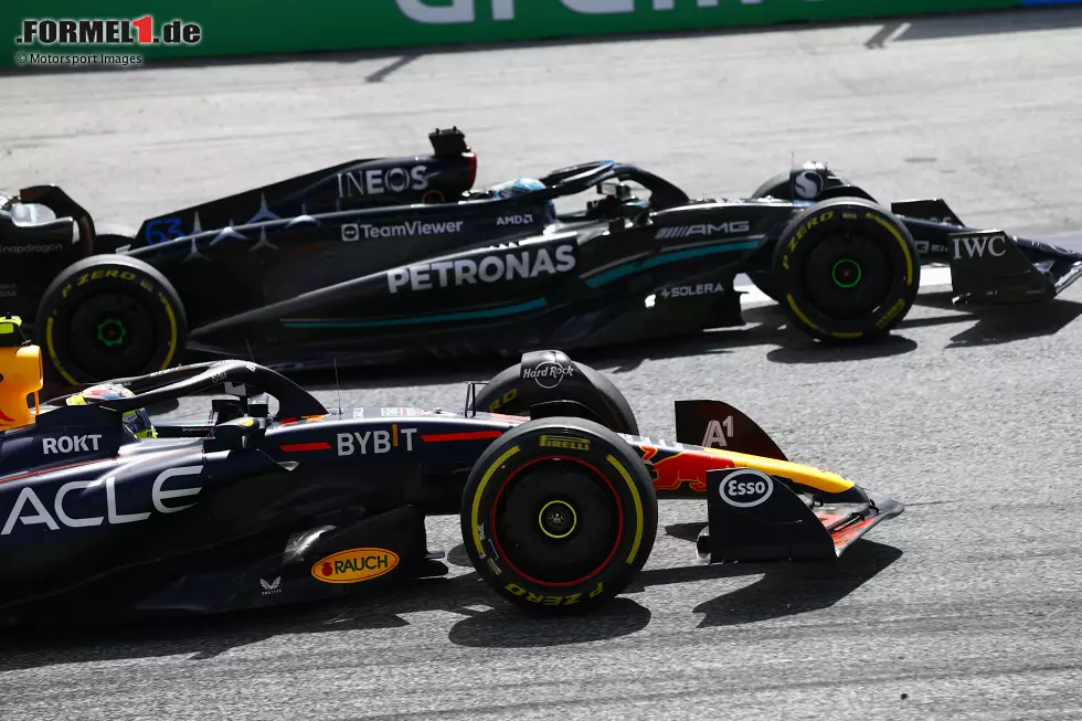 Foto zur News: George Russell (Mercedes) und Sergio Perez (Red Bull)