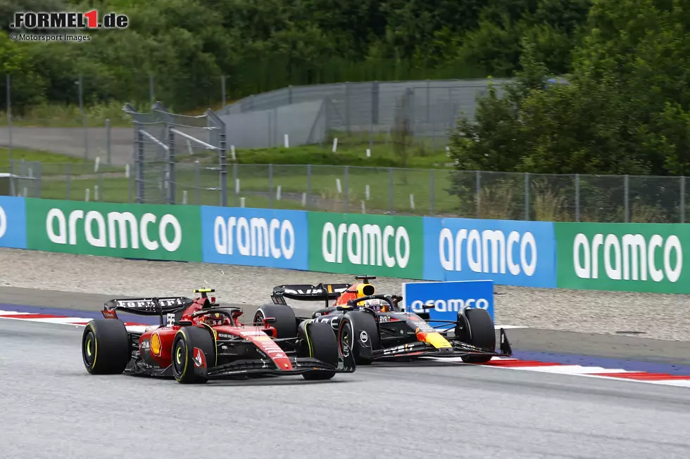 Foto zur News: Carlos Sainz (Ferrari) und Max Verstappen (Red Bull)