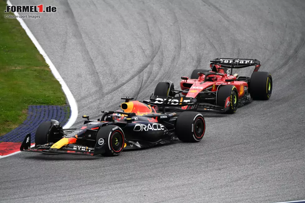 Foto zur News: Max Verstappen (Red Bull) und Charles Leclerc (Ferrari)