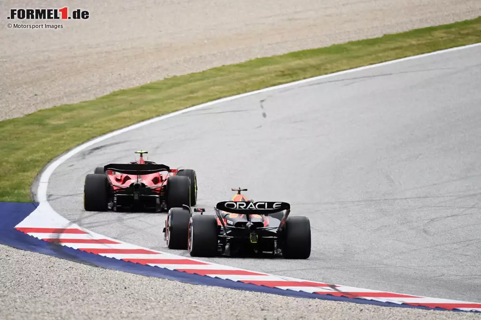 Foto zur News: Carlos Sainz (Ferrari) und Max Verstappen (Red Bull)