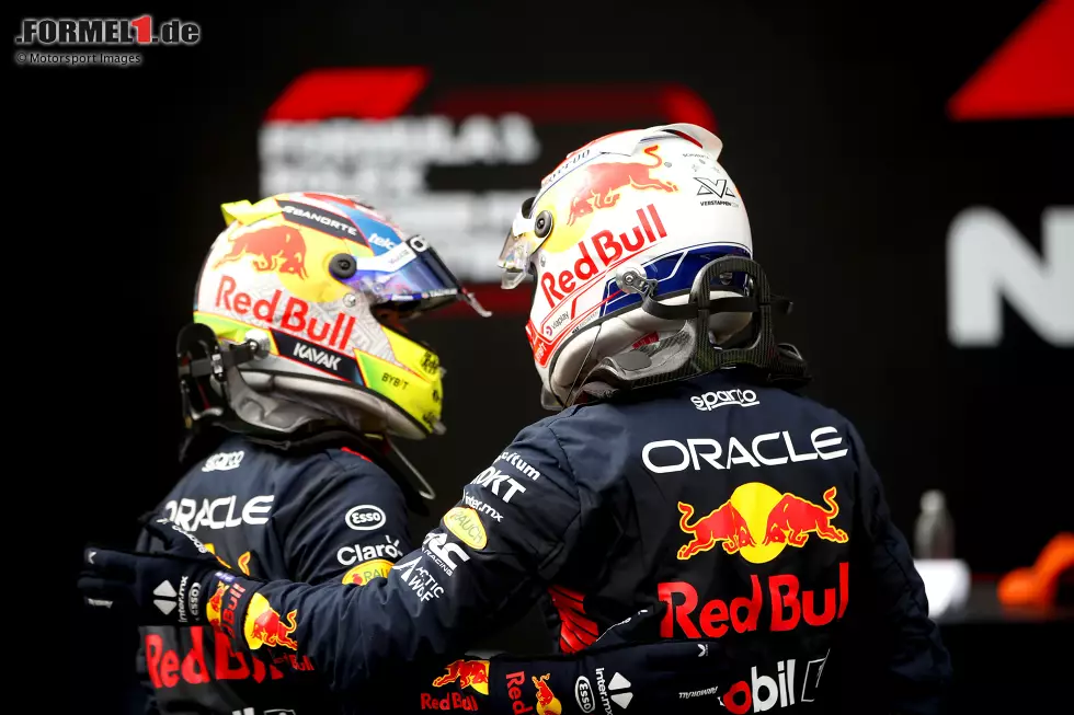 Foto zur News: Max Verstappen (Red Bull) und Sergio Perez (Red Bull)