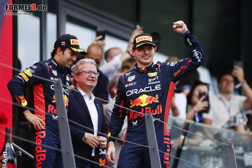 Foto zur News: Sergio Perez (Red Bull) und Max Verstappen (Red Bull)