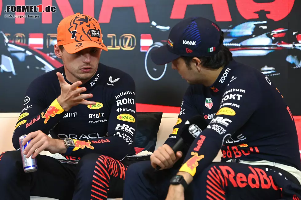 Foto zur News: Max Verstappen (Red Bull) und Sergio Perez (Red Bull)