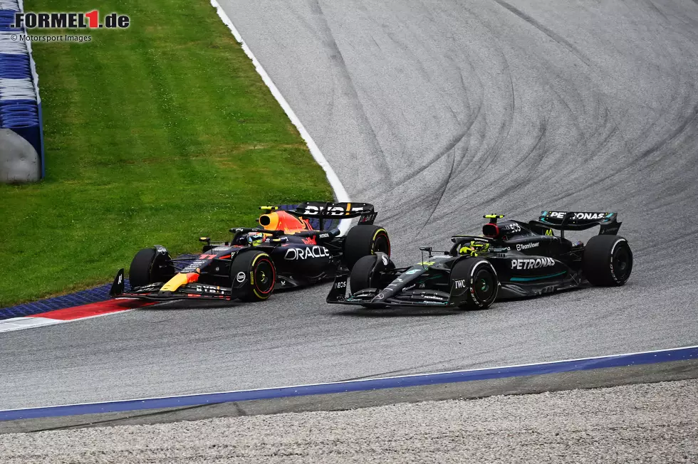 Foto zur News: Sergio Perez (Red Bull) und Lewis Hamilton (Mercedes)