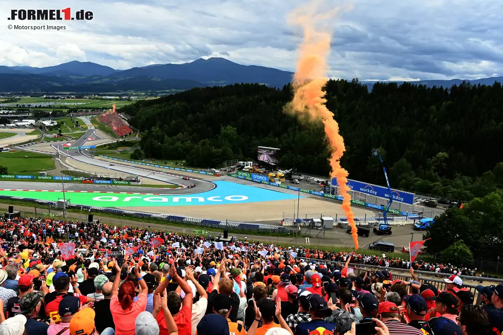 Foto zur News: Max Verstappen (Red Bull), Charles Leclerc (Ferrari) und Carlos Sainz (Ferrari)