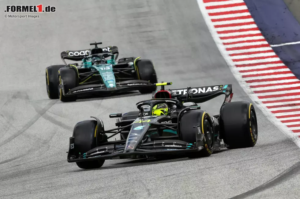 Foto zur News: Lewis Hamilton (Mercedes) und Lance Stroll (Aston Martin)