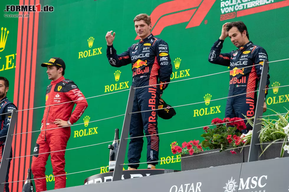 Foto zur News: Max Verstappen (Red Bull) und Sergio Perez (Red Bull)