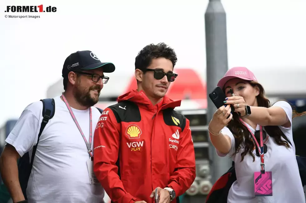 Foto zur News: Charles Leclerc (Ferrari) und James Sutton