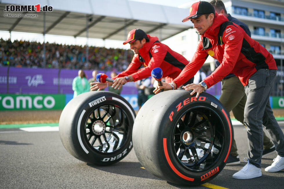 Foto zur News: Charles Leclerc (Ferrari), Carlos Sainz (Ferrari) und James Sutton