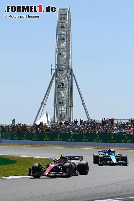 Foto zur News: Guanyu Zhou (Alfa Romeo) und Esteban Ocon (Alpine)