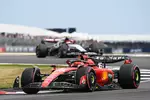 Foto zur News: Charles Leclerc (Ferrari) und Yuki Tsunoda (AlphaTauri)