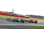 Foto zur News: Esteban Ocon (Alpine) und Charles Leclerc (Ferrari)