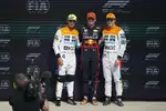 Foto zur News: Lando Norris (McLaren), Max Verstappen (Red Bull) und Oscar Piastri (McLaren)