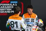 Foto zur News: Oscar Piastri (McLaren), Lando Norris (McLaren) und Max Verstappen (Red Bull)