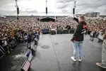 Foto zur News: Kevin Magnussen (Haas) mit Fans