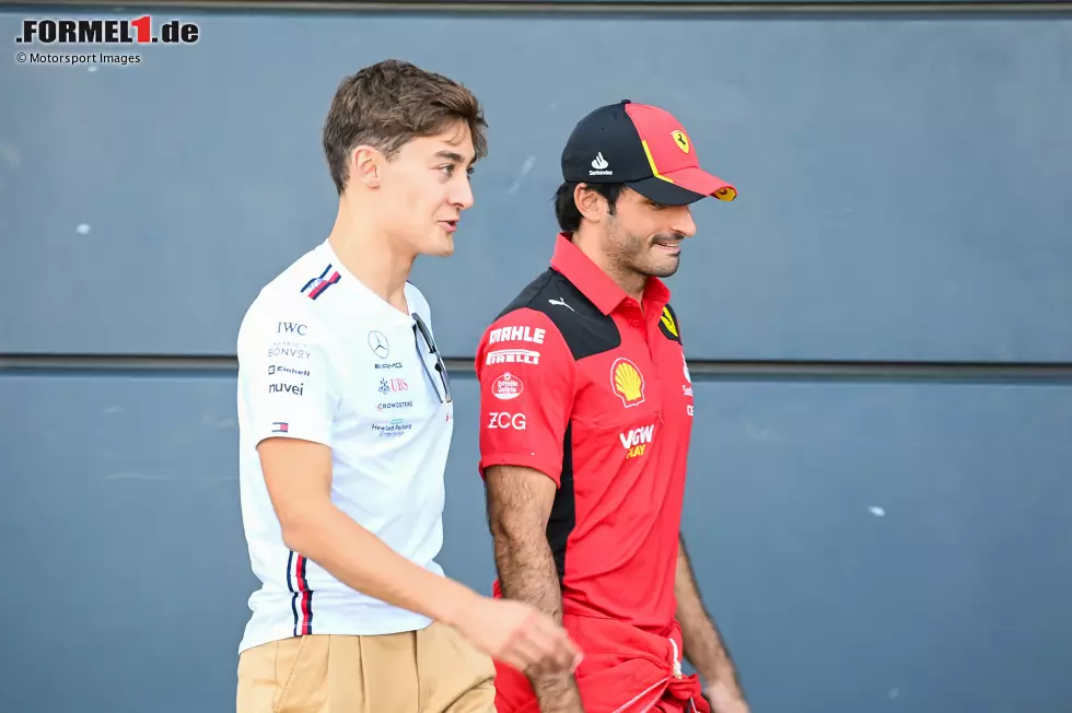 Foto zur News: George Russell (Mercedes) und Carlos Sainz (Ferrari)