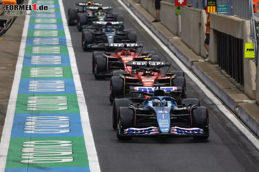 Foto zur News: Esteban Ocon (Alpine), Carlos Sainz (Ferrari), Charles Leclerc (Ferrari) und George Russell (Mercedes)