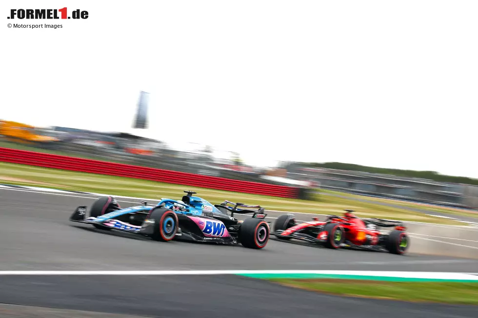 Foto zur News: Esteban Ocon (Alpine) und Charles Leclerc (Ferrari)