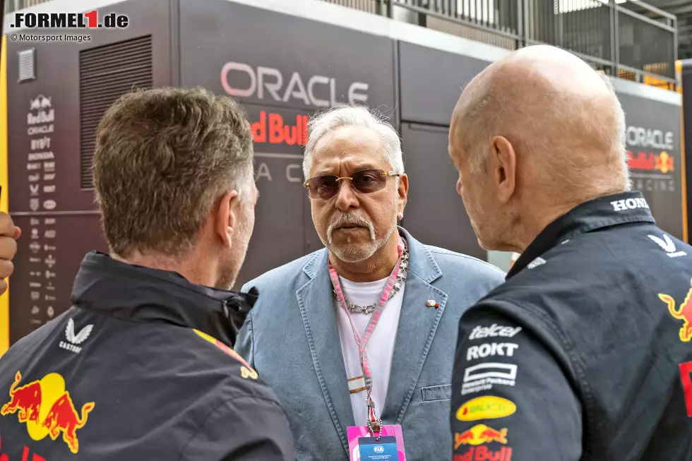 Foto zur News: Adrian Newey und Christian Horner mit Vijay Mallya