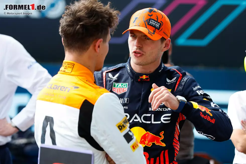 Foto zur News: Lando Norris (McLaren) und Max Verstappen (Red Bull)