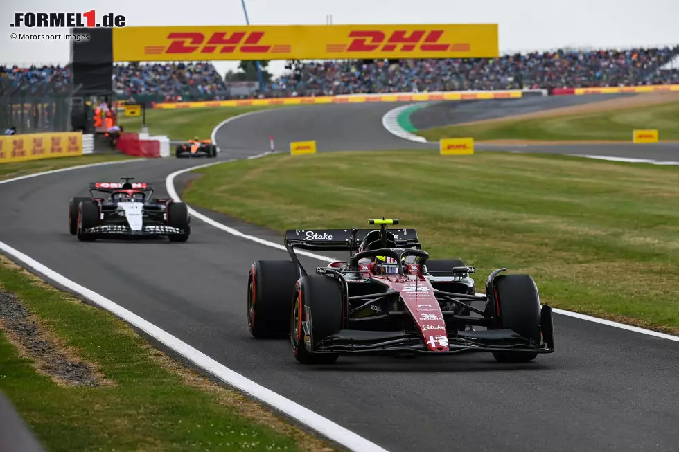 Foto zur News: Guanyu Zhou (Alfa Romeo) und Nyck de Vries (AlphaTauri)