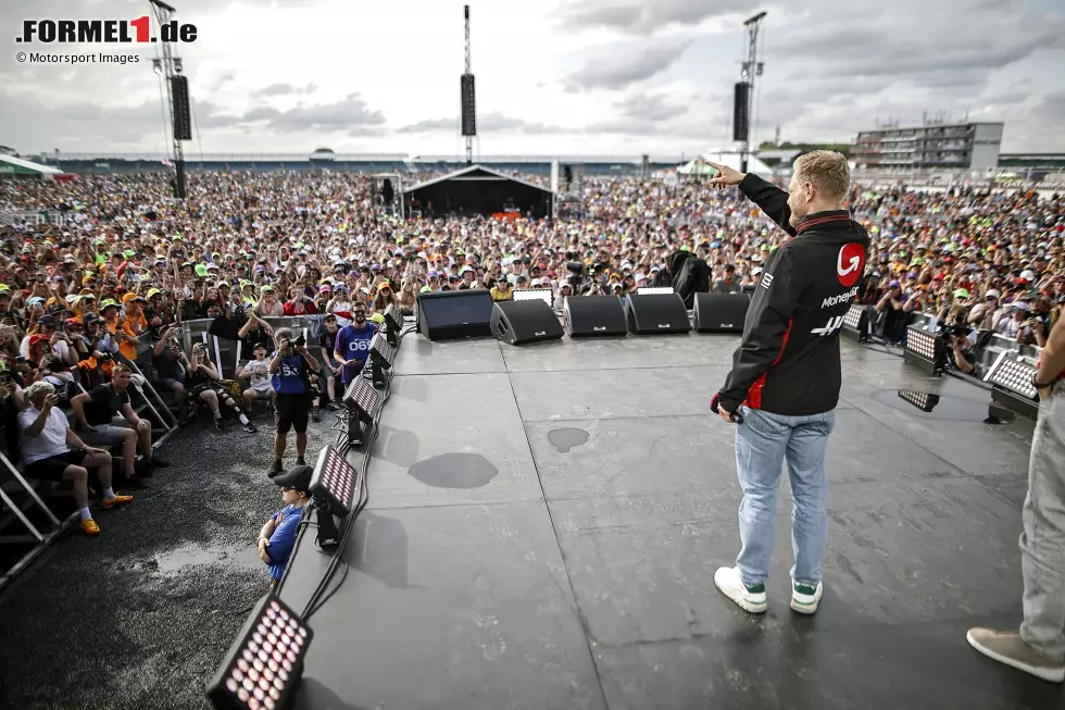 Foto zur News: Kevin Magnussen (Haas) mit Fans