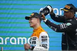 Foto zur News: Lando Norris (McLaren) und Lewis Hamilton (Mercedes)